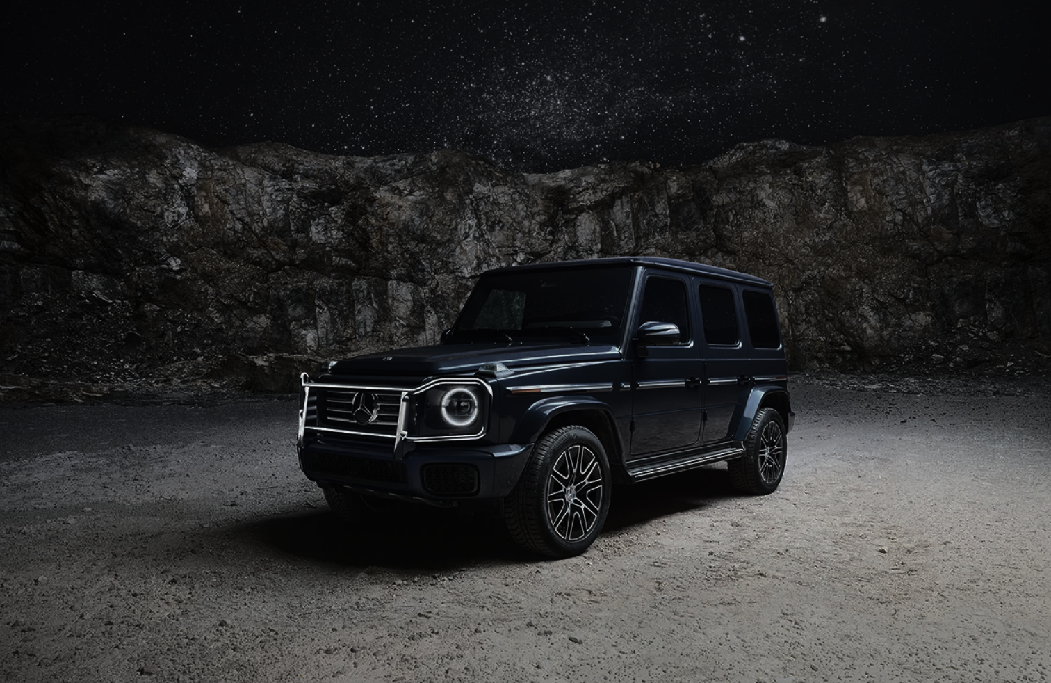 Cliente satisfecho junto a un vehículo nuevo de Expocar