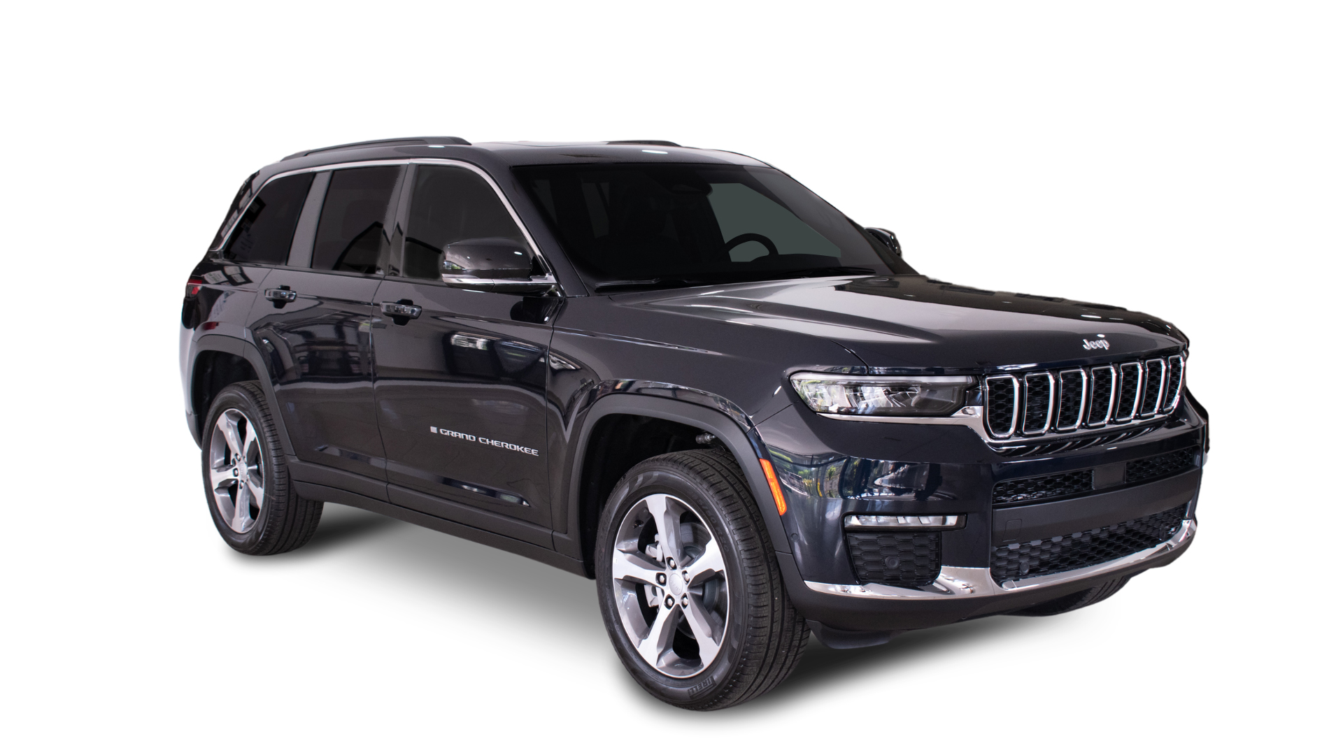 Jeep Grand Cherokee negro, vista frontal lateral, fondo blanco